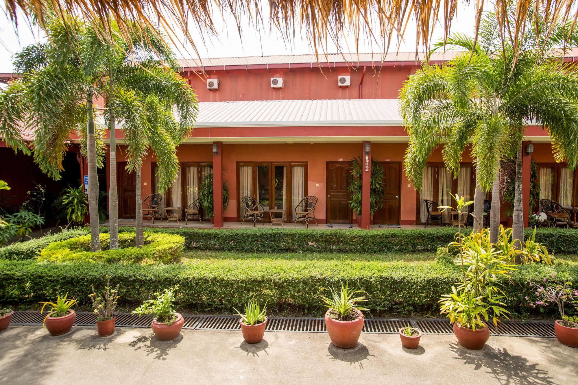 Beach Road Hotel Sihanoukville Exterior photo