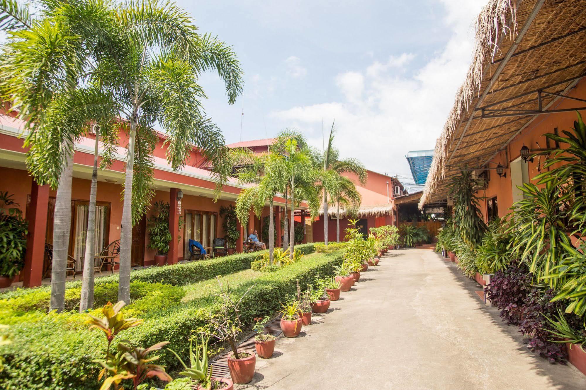 Beach Road Hotel Sihanoukville Exterior photo